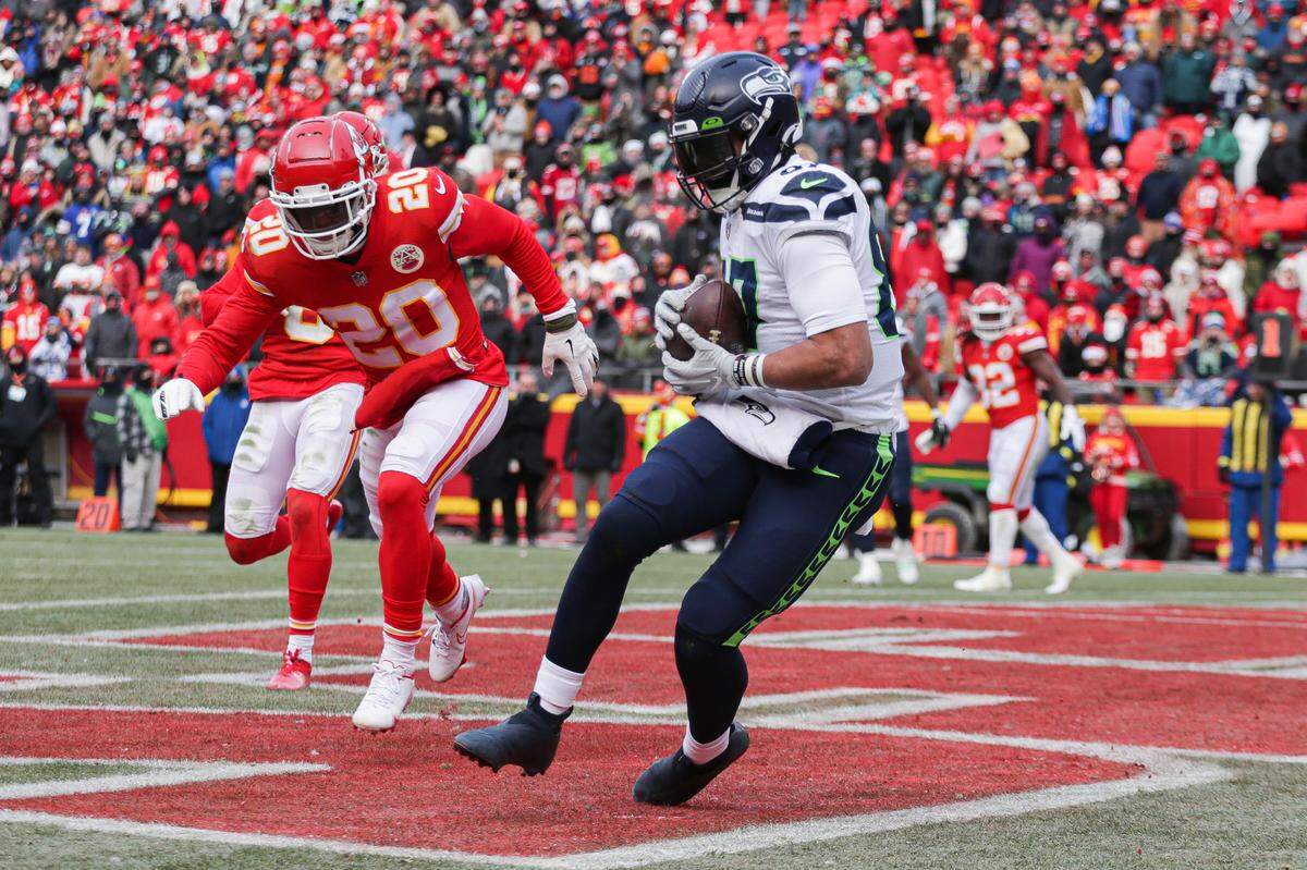 Seattle Seahawks tight end Noah Fant (87) catches a touchdown pass during the fourth quarter against the Kansas City Chiefs on Saturday, Dec. 24, 2022, in Kansas City, MO.