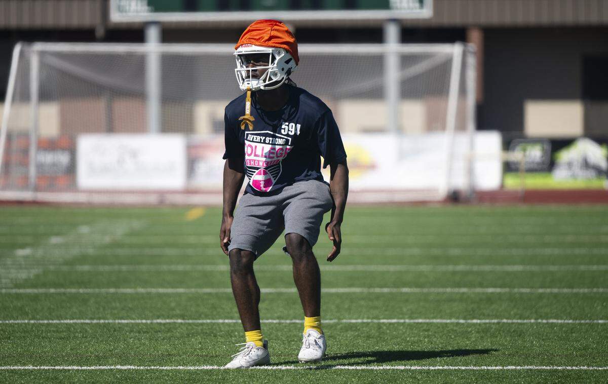 Sumner cornerback Israel Nabors looks on during a football practice at Sumner High School on Friday, Aug. 22, 2025, in Sumner, Wash.