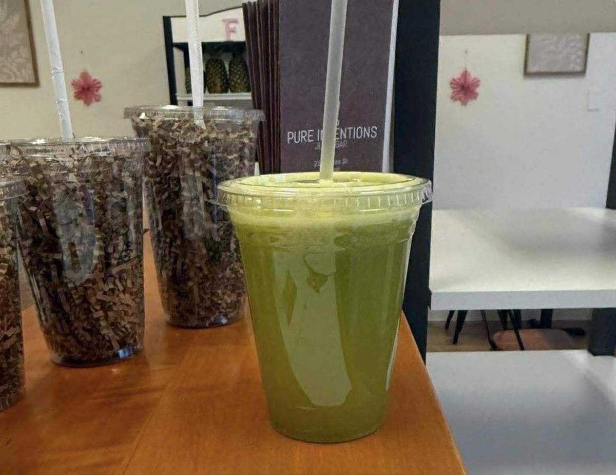 A ‘make your own juice’ with pineapple, ginger, apple and celery.