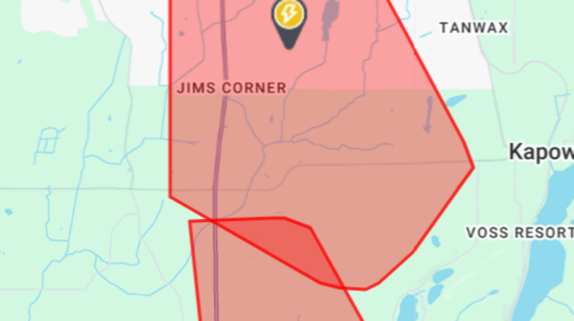 Hundreds lose power after tree crashes into lines in Graham