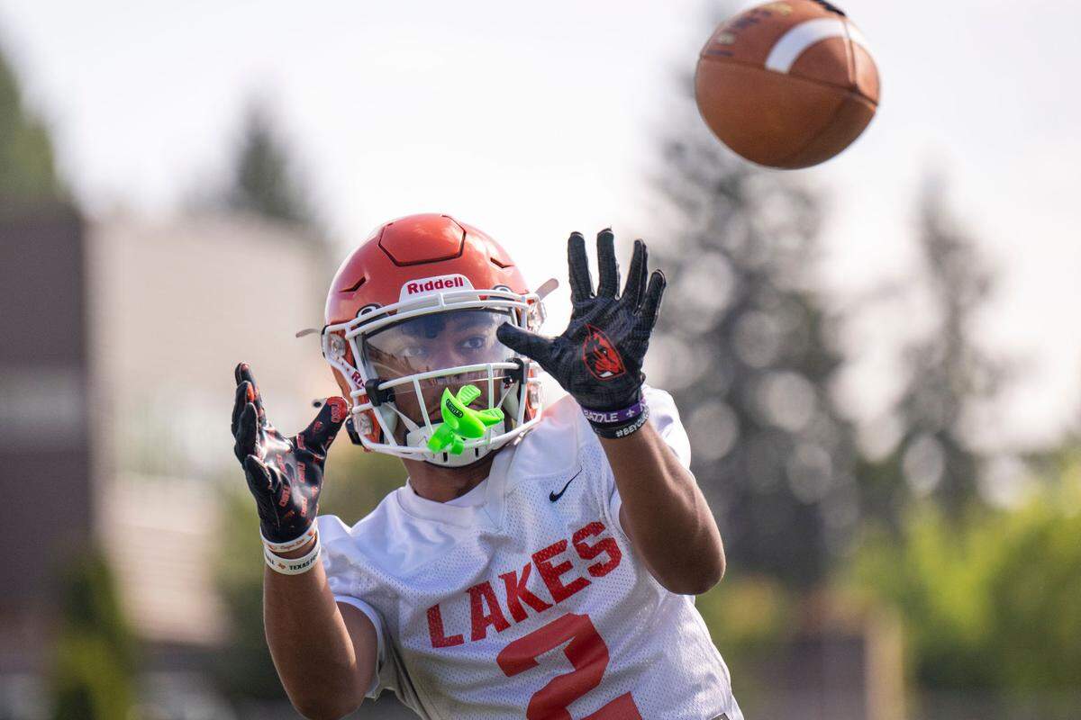 Lakes receiver Tristan Baker looks to catch a pass from quarterback Legend Galeai during practice on Friday, Aug. 18, 2023, at Lakes High School in Lakewood, Wash.