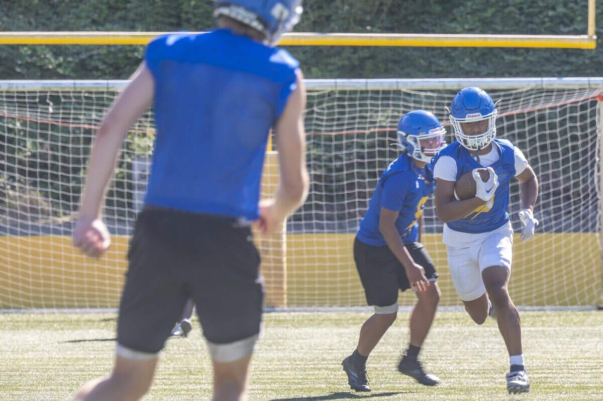 Stadium senior running back Darius Sum, right, carries the ball during a drill at practice on Wednesday, Aug. 20, 2025, in Tacoma.