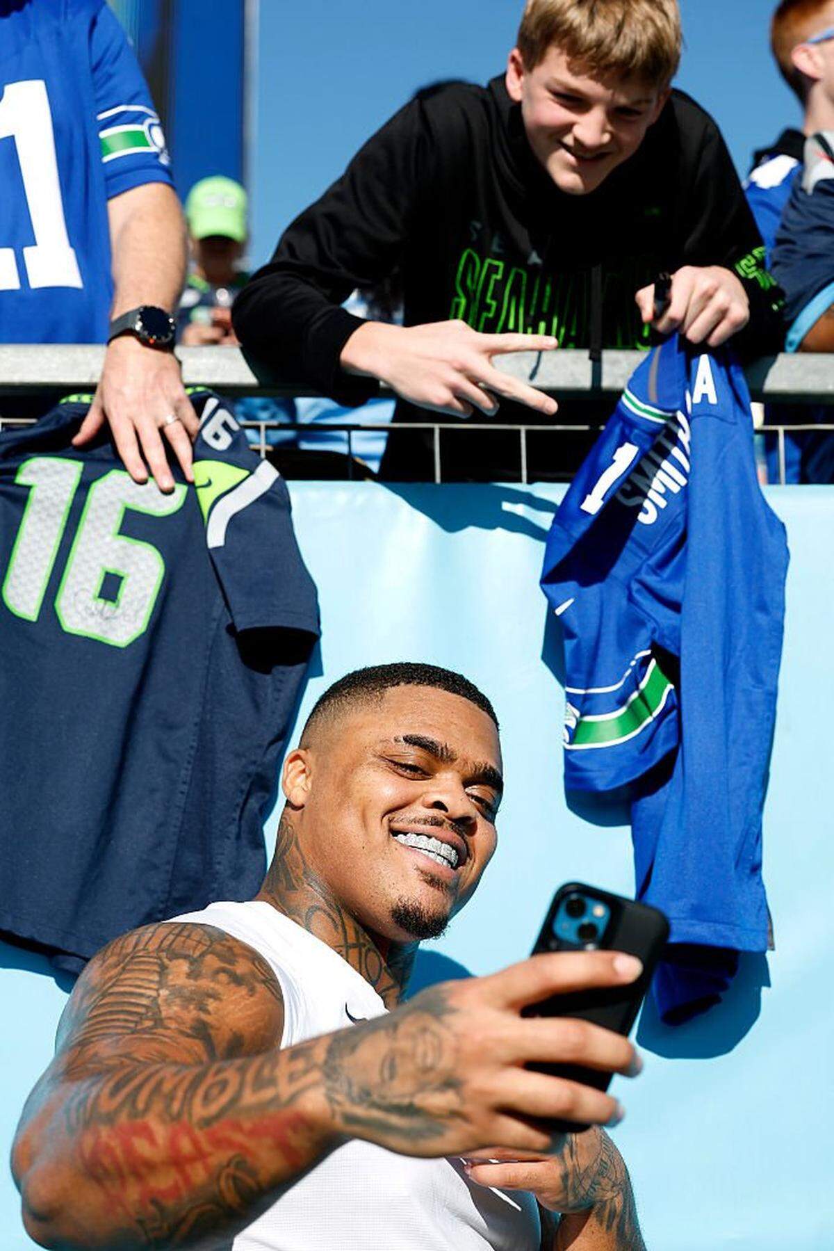 NASHVILLE, TENNESSEE - NOVEMBER 23: Byron Murphy II #91 of the Seattle Seahawks interacts with fans prior to the game against the Tennessee Titans at Nissan Stadium on November 23, 2025 in Nashville, Tennessee. (Photo by Wesley Hitt/Getty Images)