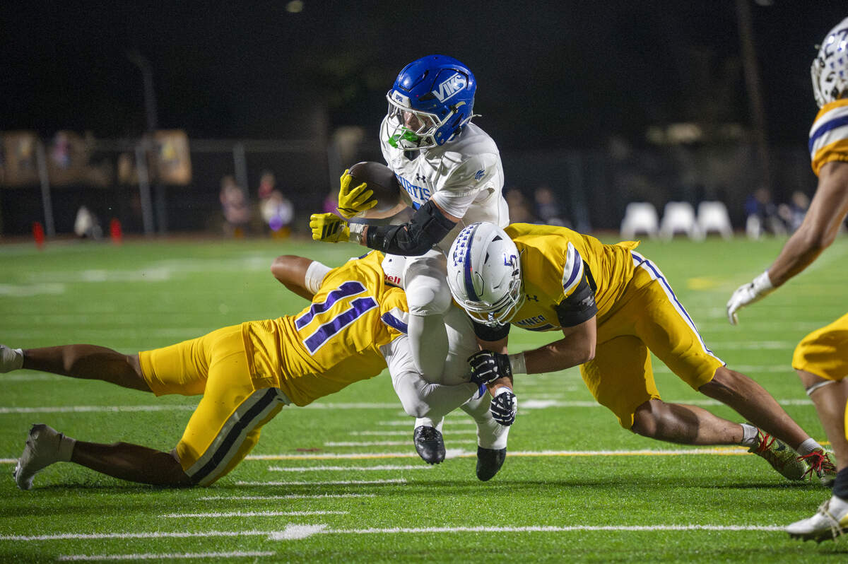 Sumner’s Elias Tulifua (11) and Sumner’s Austin Glivar (5) tackle Curtis’ Ryland Geldermann (4) on Friday, Oct. 17, 2025, in Sumner, Wash.