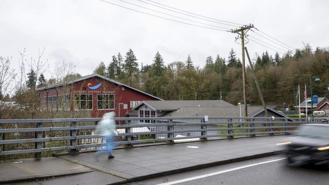 Is Gig Harbor against love? City removes 400 pounds of ‘love locks’ from bridge