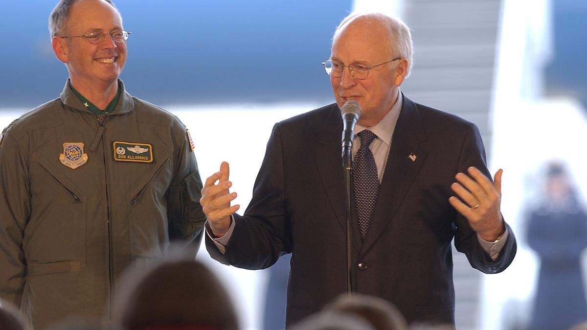 Air Force Col. Bob Allardice, then commander of McChord’s 62nd Airlift Wing (left), introduces Vice President Dick Cheney (right) to a crowd of service men and woman in Hanger #3 at McChord Air Force Base on Dec. 22, 2003.