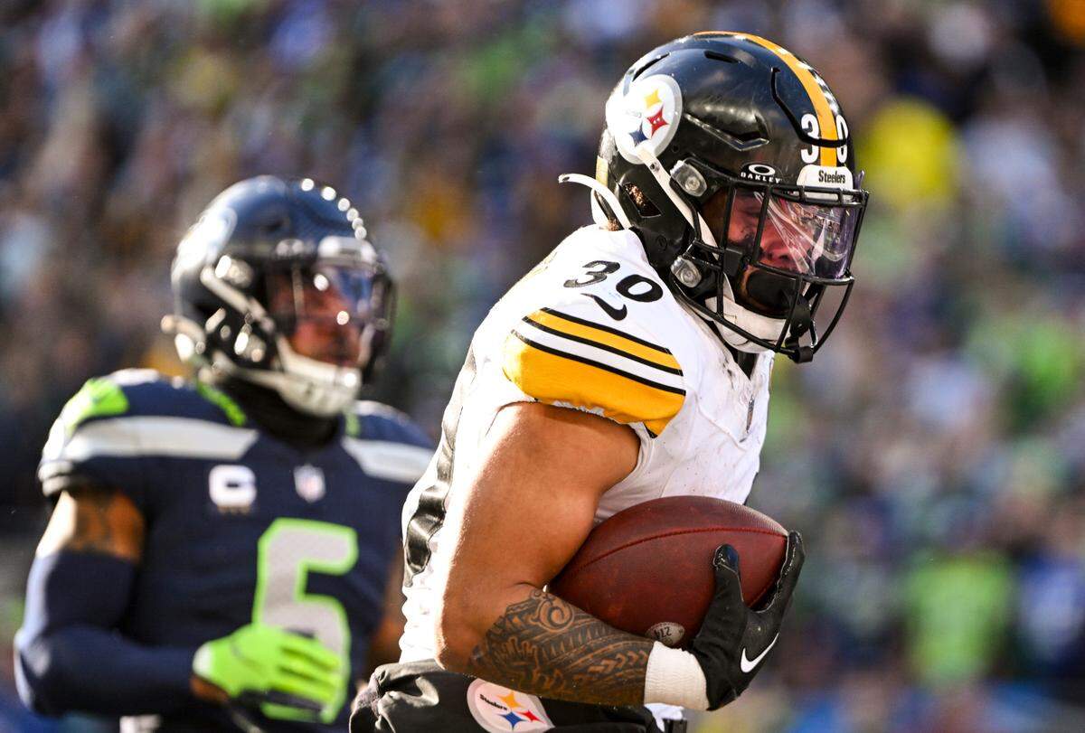 Pittsburgh Steelers running back Jaylen Warren (30) runs in a touchdown during the first quarter of the game against the Seattle Seahawks at Lumen Field, on Sunday, Dec. 31, 2023, in Seattle, Wash.