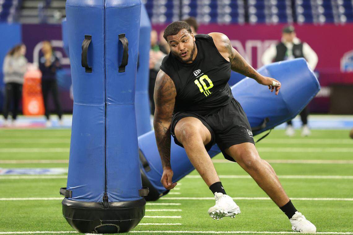 INDIANAPOLIS, INDIANA - FEBRUARY 26: Deven Eastern of the Minnesota Golden Gophers participtates in a drill during the 2026 NFL Scouting Combine at Lucas Oil Stadium on February 26, 2026 in Indianapolis, Indiana. (Photo by Stacy Revere/Getty Images)