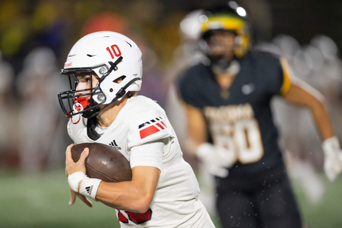 Yelm quarterback Parker Myers (10) keeps the ball during the first half of the game against Lincoln at Lincoln High School, on Friday, Sept. 13, 2024, in Tacoma, Wash.