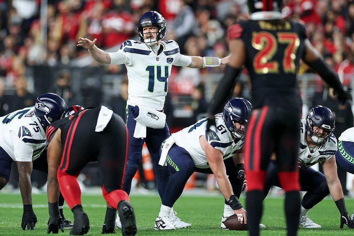 SANTA CLARA, CALIFORNIA - JANUARY 03: Sam Darnold #14 of the Seattle Seahawks looks to hike the ball against the San Francisco 49ers during the first quarter of a game at Levi's Stadium on January 03, 2026 in Santa Clara, California. (Photo by Ezra Shaw/Getty Images)