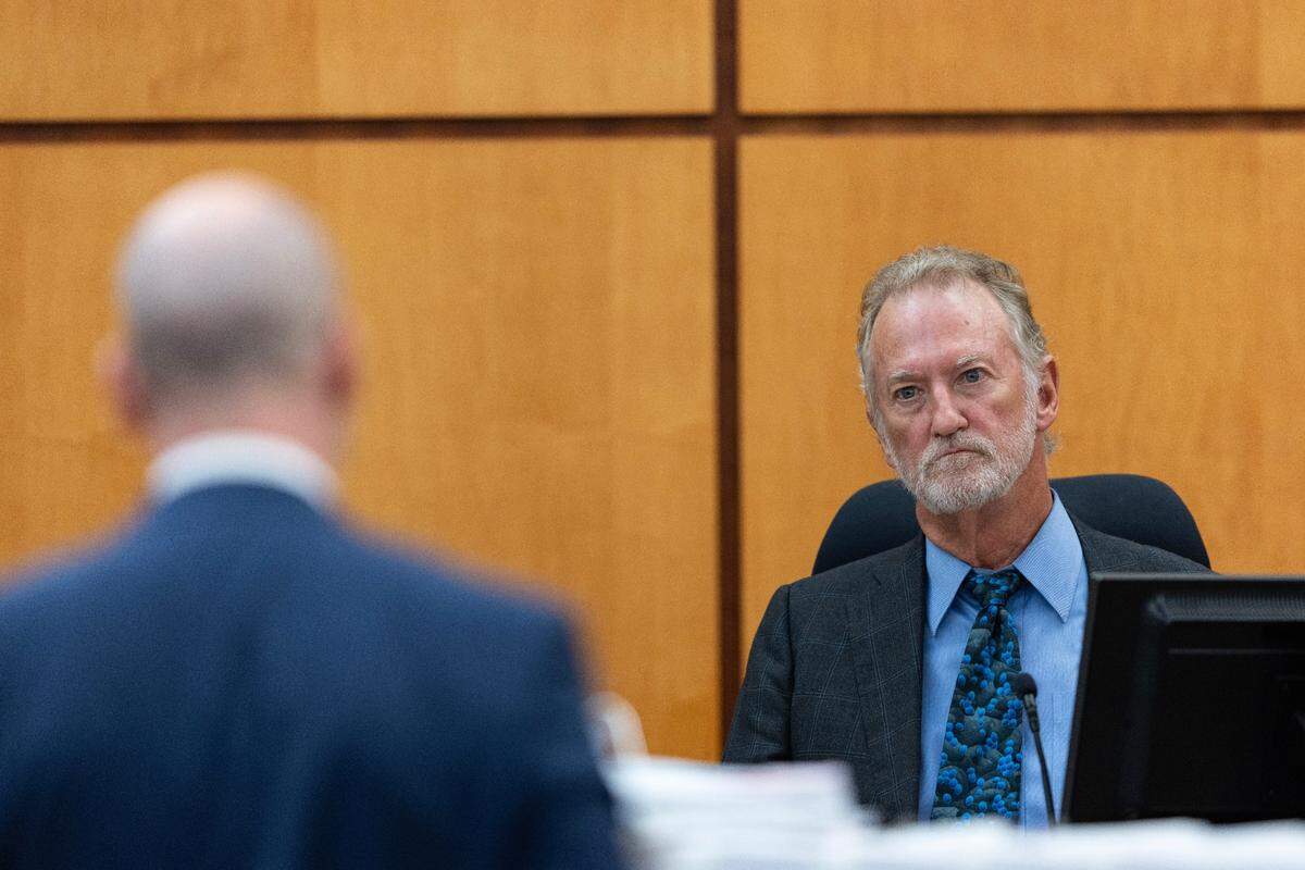 Defense attorney Jared Ausserer, representing Matthew Collins, questions Dr. Curtis Veal, the stateÕs pulmonology expert witness, Wednesday, Nov. 1, 2023, at Pierce County Superior Court in Tacoma. (Luke Johnson / Pool / The Seattle Times)