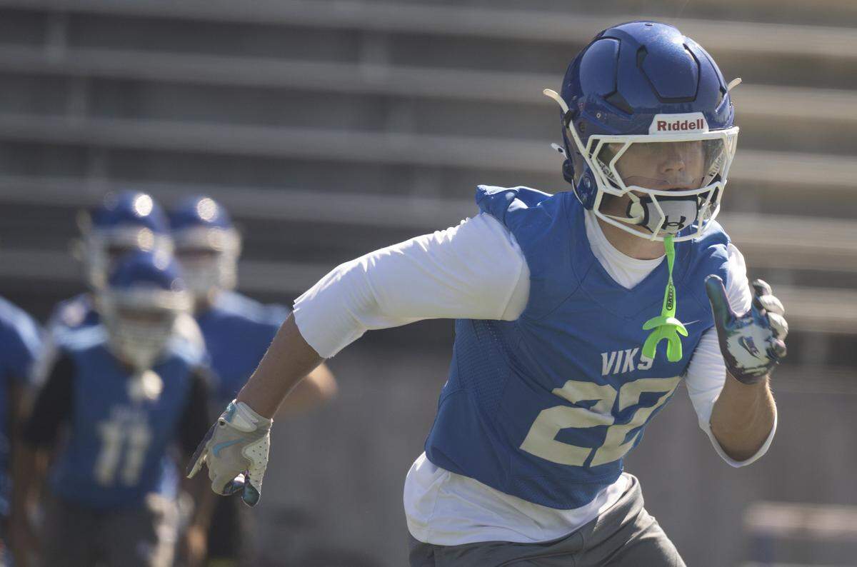 Curtis running back Ryland Geldermann runs drills during a football practice at Curtis Senior High school on Thursday, Aug. 21, 2025, in University Place, Wash.