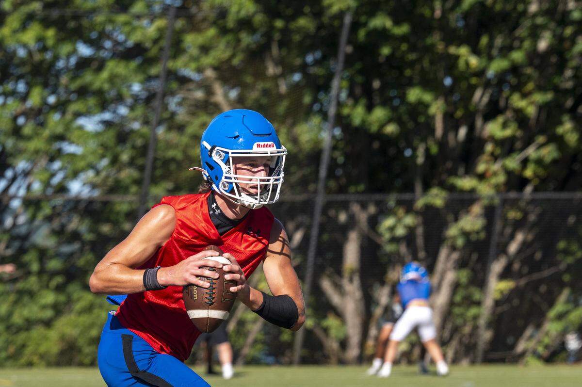 Stadium's Kooper Tasler carries the ball through a drill at practice on Wednesday, Aug. 20, 2025, in Tacoma, Wash.