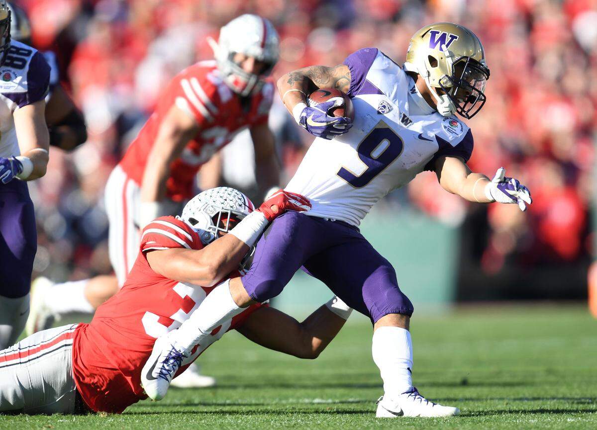 Jan 1, 2019; Pasadena, CA, USA; Ohio State Buckeyes linebacker Malik Harrison (39) attempts to tackle Washington Huskies running back Myles Gaskin (9) in the first quarter in the 2019 Rose Bowl at Rose Bowl Stadium. Mandatory Credit: Gary A. Vasquez-USA TODAY Sports