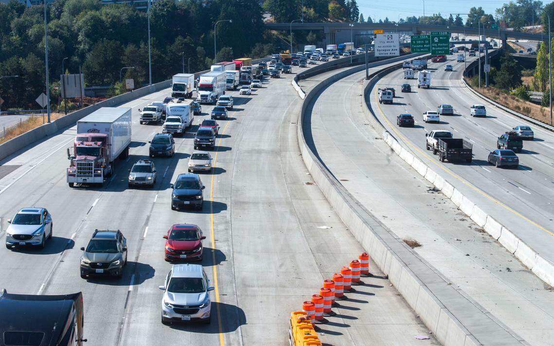 Northbound I-5 sees heavy traffic volumes every day because of the temporary lane merge from SR 16 HOV to northbound I-5 HOV. That HOV lane then merges into the mainline. This merge will go away once the northbound I-5 HOV lane opens up. This photo shows where temporary barrier and orange cones have the northbound HOV lane blocked off while crews finish work on the new southbound I-5 Puyallup River Bridge.