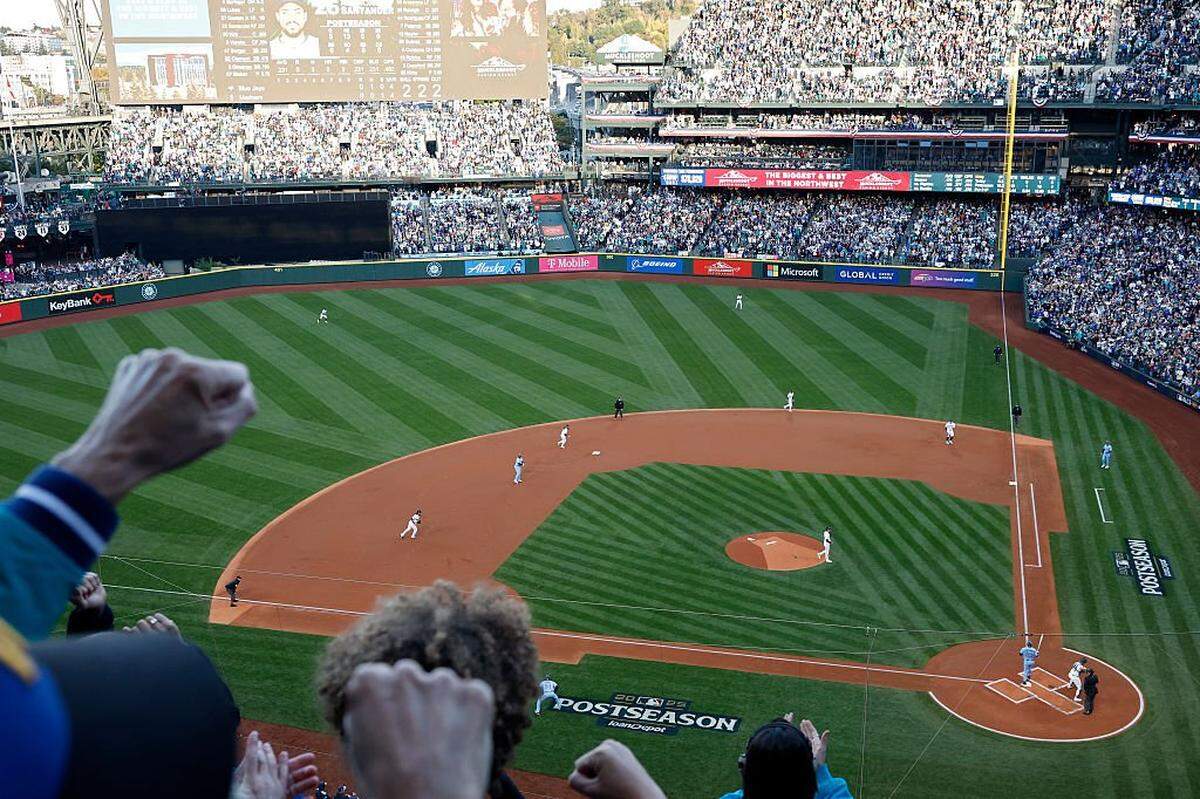 SEATTLE, WASHINGTON - OCTOBER 15: A general view during the first inning in game three of the American League Championship Series between the Toronto Blue Jays and the Seattle Mariners at T-Mobile Park on October 15, 2025 in Seattle, Washington. (Photo by Alika Jenner/Getty Images)