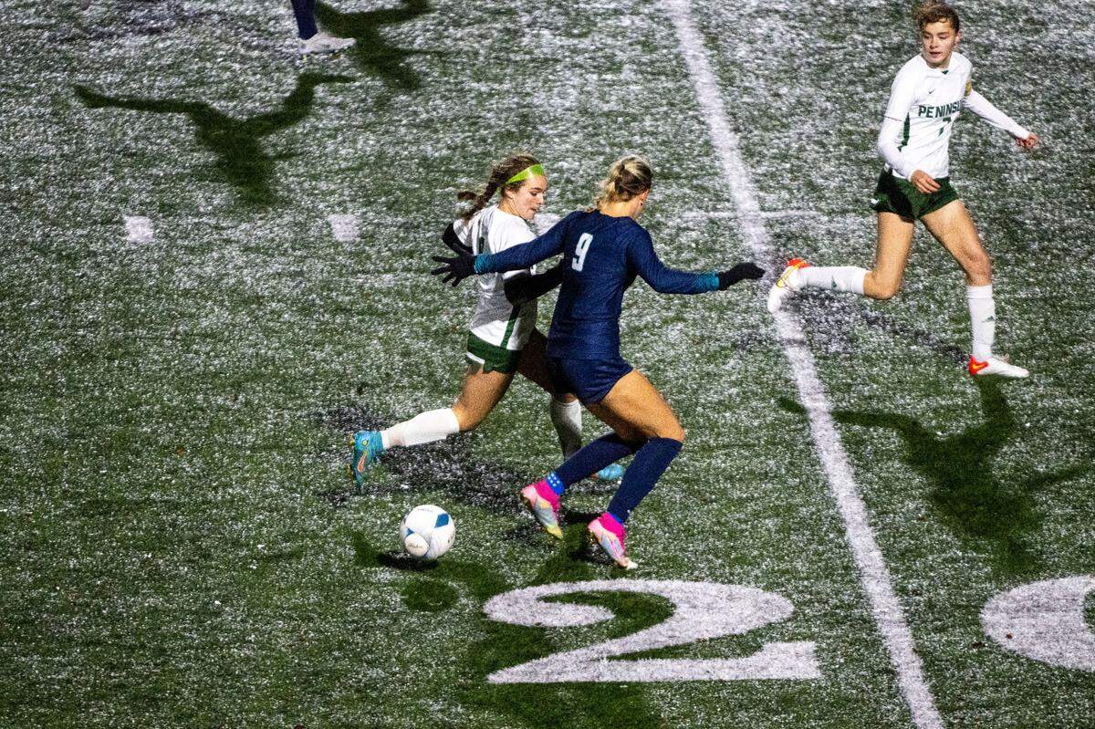 Auburn Riverside’s Caitlyn Riggs (9) fights for a ball with Peninsula’s Maya Rogers during the first half of the 3A West Central/Southwest bidistrict championship game on Thursday, Nov. 3, 2022, at Mount Tahoma High School in Tacoma, Wash.