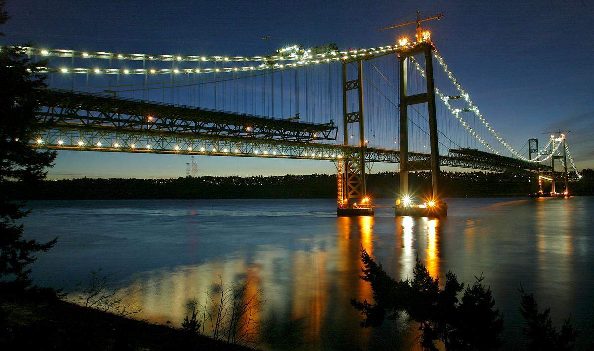 The third span of the Tacoma Narrows under construction in 2006 photographed from Gig Harbor looking to Tacoma.