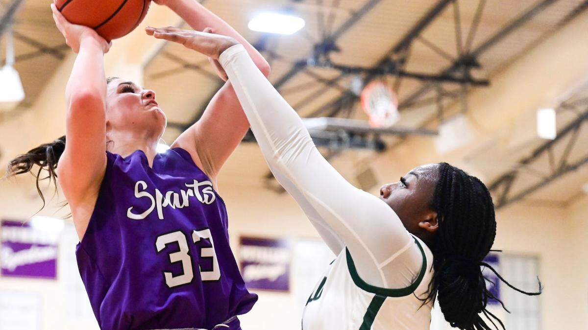 Sumner forward Alyson Deaver (33) attempts a shot as Emerald Ridge guard Kali Haizlip (2) defends during the second quarter of a 4A South Puget Sound League tournament championship game on Saturday, Feb. 5, 2022, at Graham-Kapowsin High School in Graham, Wash.