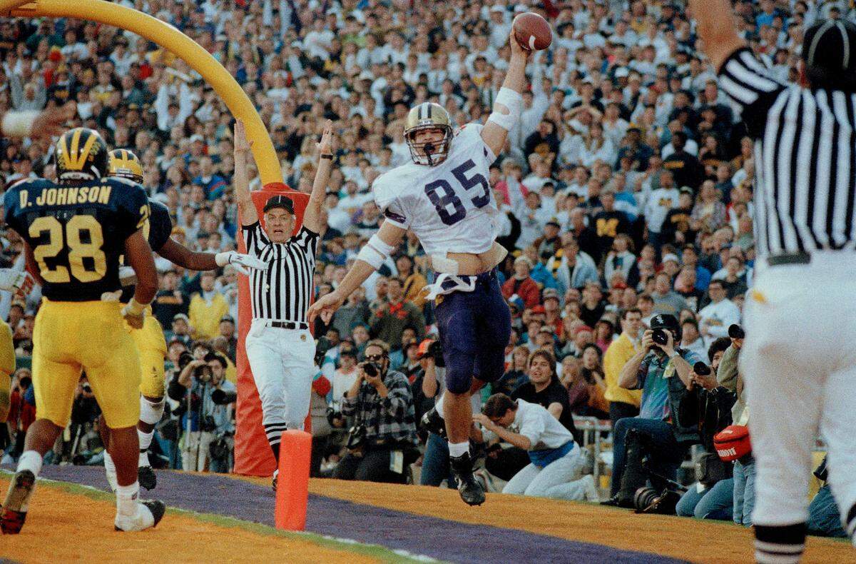 Washington’s Mark Bruener jubilates in the end zone after catching a 6-yard touchdown pass in the third quarter of action against Michigan in the Rose Bowl in Pasadena, Calif., Jan. 1, 1992. Washington won the game, 34-14.