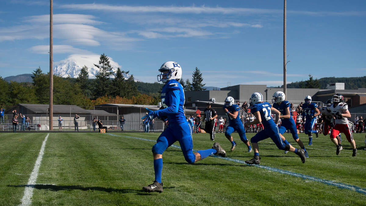 Eatonville wide receiver Job Kralik breaks away from the Tenino defense for a touchdown reception during Saturday’s 1A Evergreen football game at Eatonville High School on Oct. 2, 2021. Eatonville won the game, 24-22.