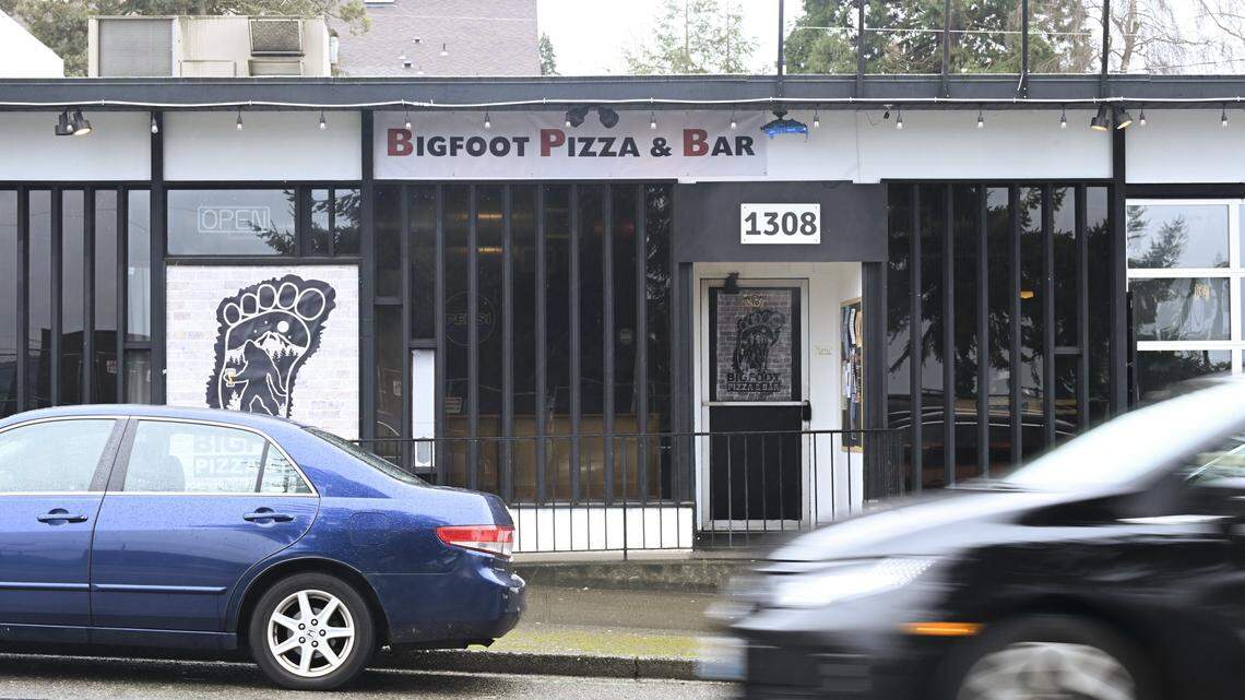 Can controversial pizza restaurant near north Tacoma school serve alcohol?