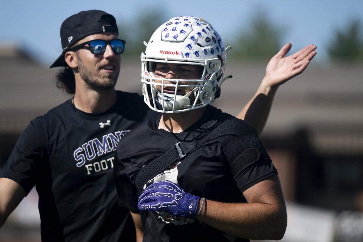 Sumner linebacker Austin Glivar runs off after a play during a football practice at Sumner High School on Friday, Aug. 22, 2025, in Sumner, Wash.