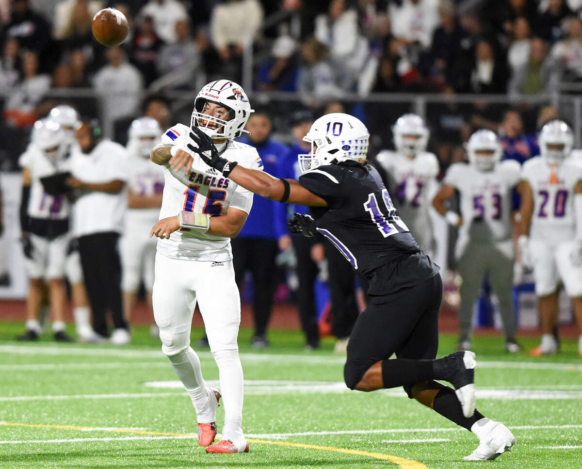 Graham-Kapowsin’s Daveon Superales (15) passes under pressure from Sumner’s Malachi Lamusitele (10) during the first half of the game at Sumner High School, Thursday, Sept. 28, 2023, in Sumner, Wash.