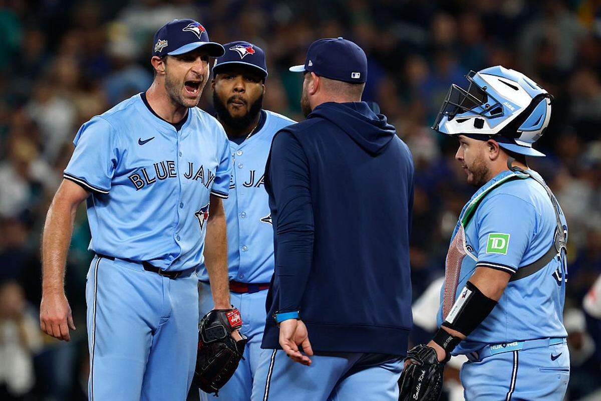 SEATTLE, WASHINGTON - OCTOBER 16: Manager John Schneider #14 of the Toronto Blue Jays walks to the mound to talk to Max Scherzer #31 during the fifth inning against the Seattle Mariners in game four of the American League Championship Series at T-Mobile Park on October 16, 2025 in Seattle, Washington. (Photo by Alika Jenner/Getty Images)
