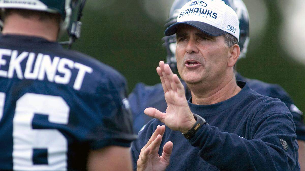 New Seattle Seahawks offensive line coach Mike Solari, right, coached with the team from 2008-2009. He replaces Tom Cable.