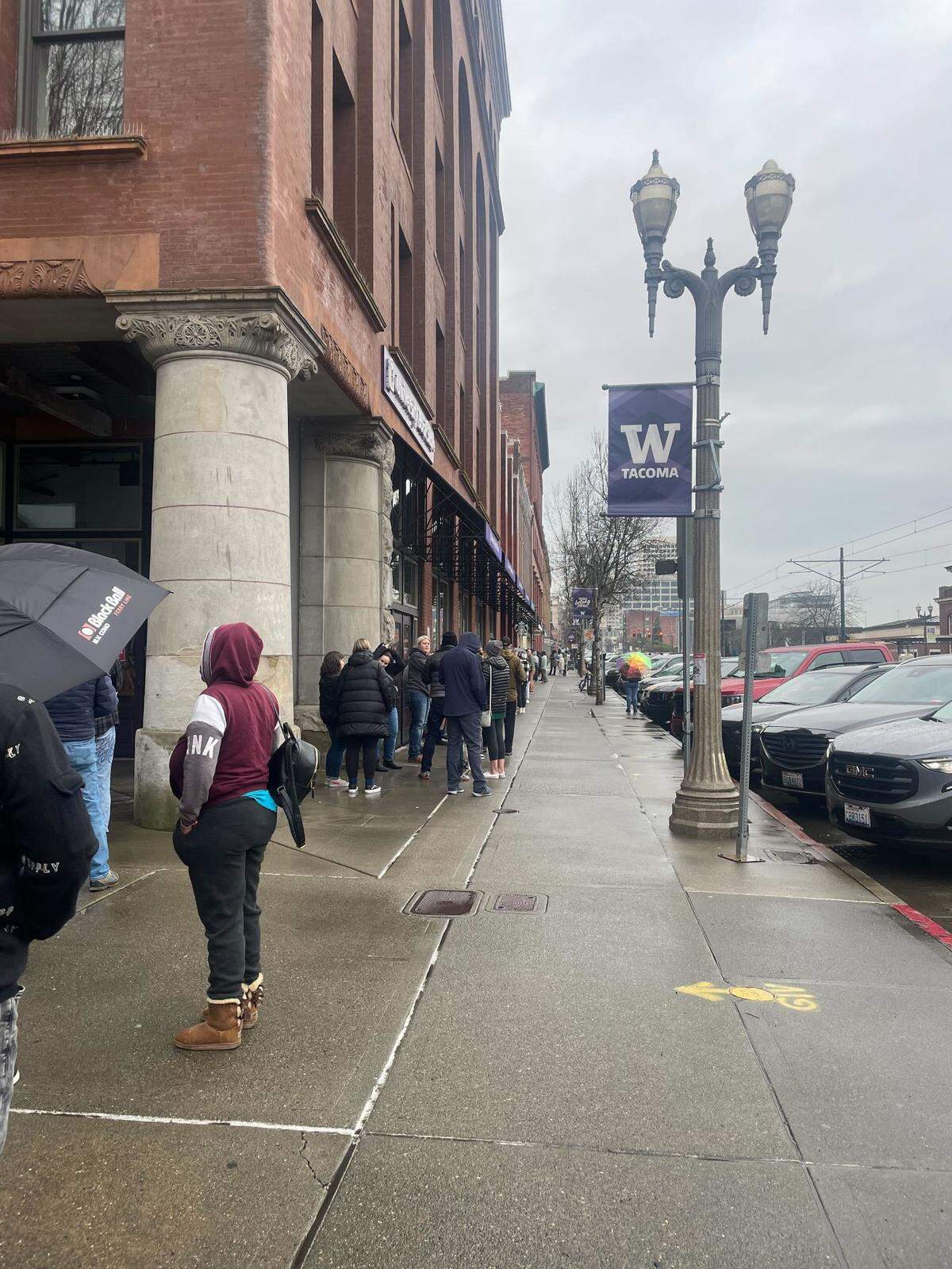 The line of customers for Hello Cupcake’s final day extended out the door and down the street Sunday (Jan. 8).