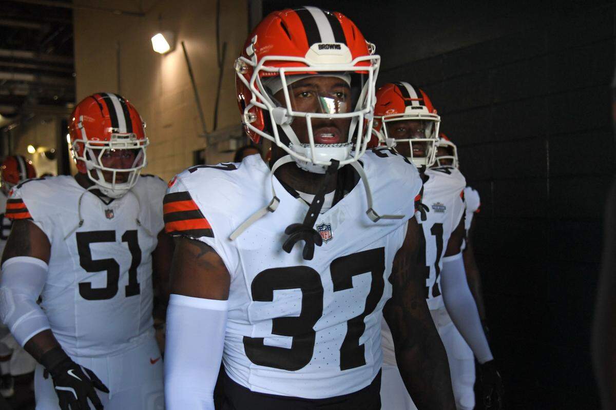 Oct 13, 2024; Philadelphia, Pennsylvania, USA; Cleveland Browns safety D'Anthony Bell (37) in the tunnel against the Philadelphia Eagles at Lincoln Financial Field. Mandatory Credit: Eric Hartline-Imagn Images