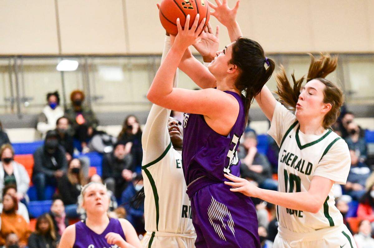 Sumner forward Alyson Deaver (33) attempts a shot as Emerald Ridge guard Kali Haizlip (2) and forward Kailey Verhoeven (10) defend during the first quarter of a 4A South Puget Sound League tournament championship game on Saturday, Feb. 5, 2022, at Graham-Kapowsin High School in Graham, Wash.