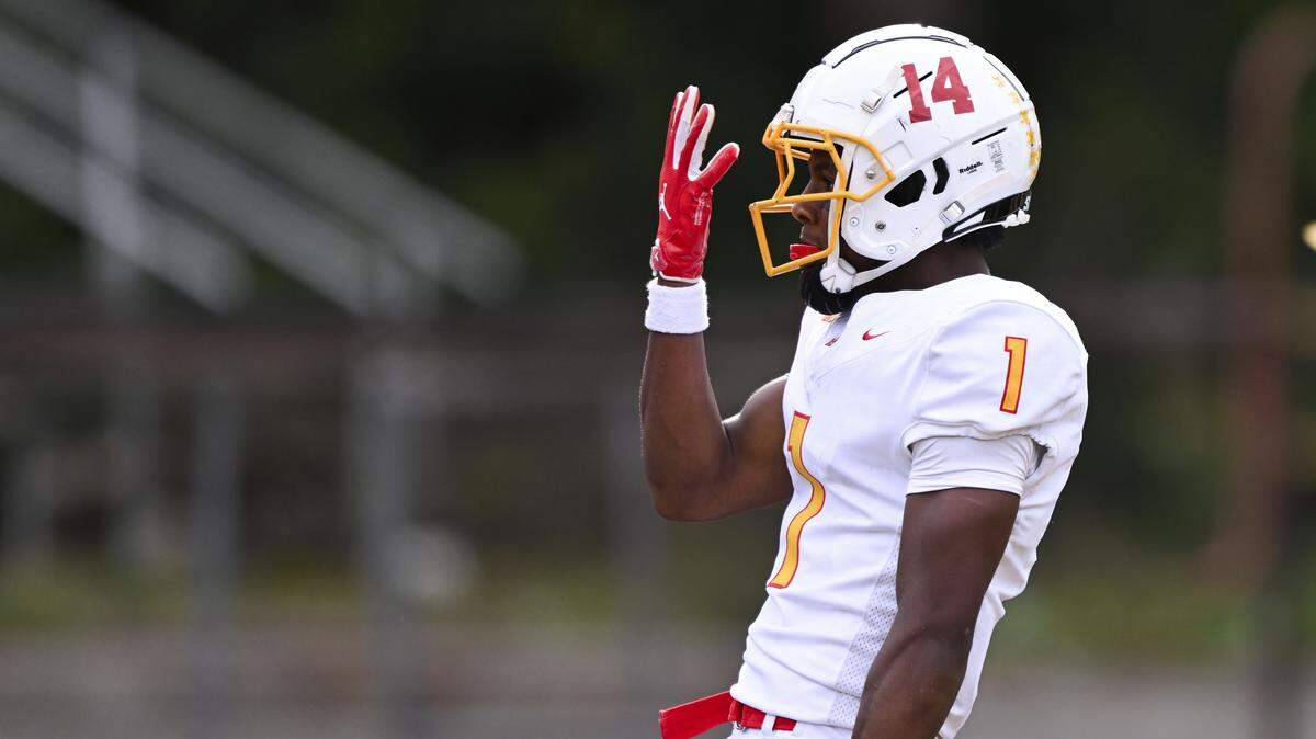 Mount Tahoma wide receiver Elijah Durr (1) reacts to a touchdown against the Lincoln Abes during the first half of the game at Lincoln High School, on Saturday, Oct. 4, 2025, in Tacoma, Wash.