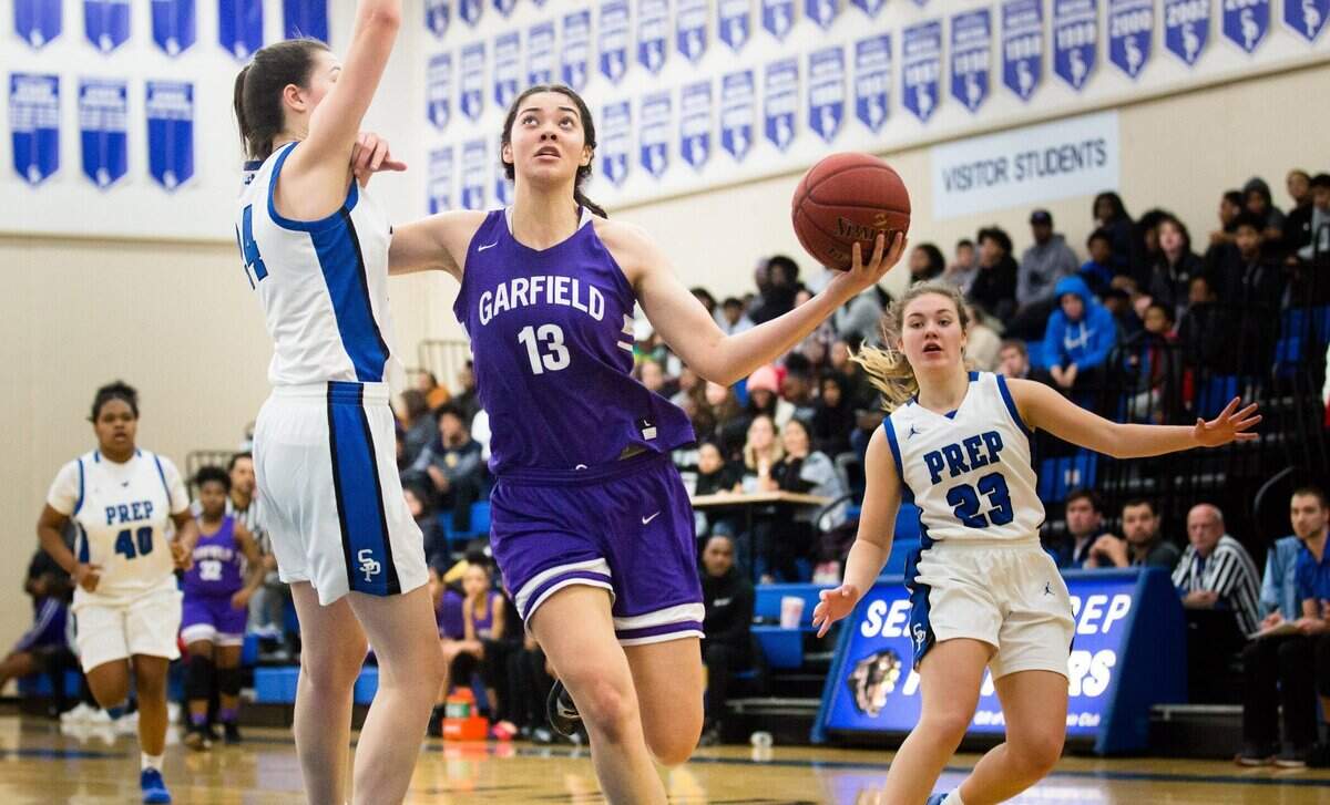 Garfield’s Dalayah Daniels takes a shot over Seattle Prep’s Lily Teders (23) and McKenna Dorscht as the Bulldogs take on the Panthers at Seattle Prep High School on Friday, December 7. 208618