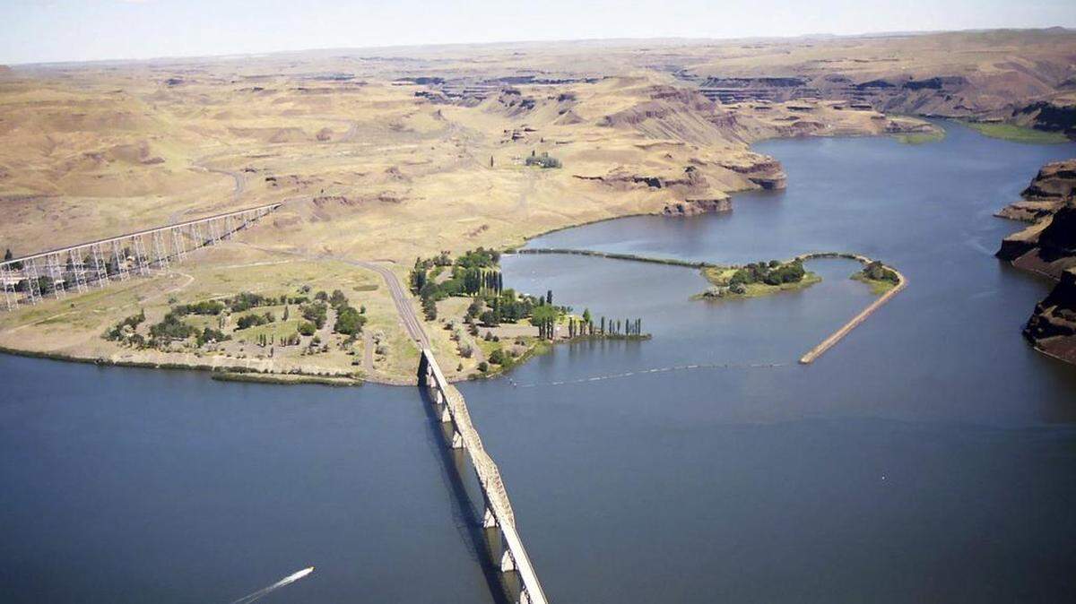 A body was recovered Sunday after a boat capsized near Lyons Ferry State Park Saturday evening.