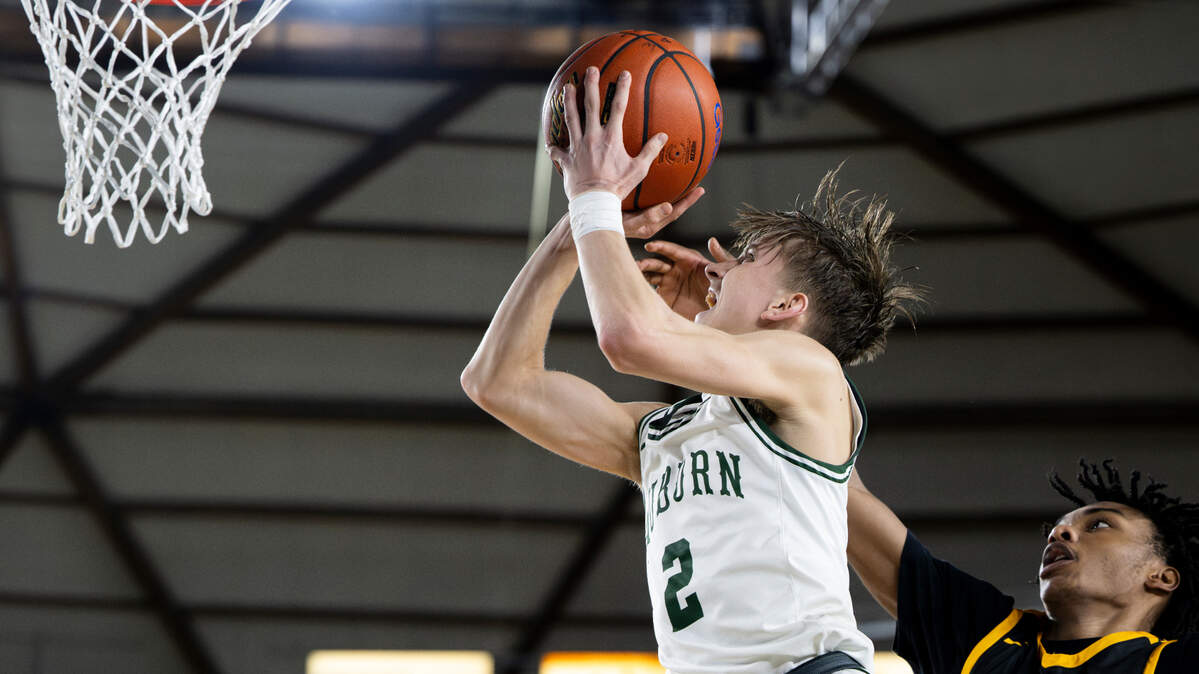 Auburn’s Carter Hansen (2) drives to the net against Lincoln’s TeShawn Ports-Jaskson (20) during the first round of the Class 3A state tournament game at the Tacoma Dome, on Wednesday, Feb. 28, 2024, in Tacoma, Wash.