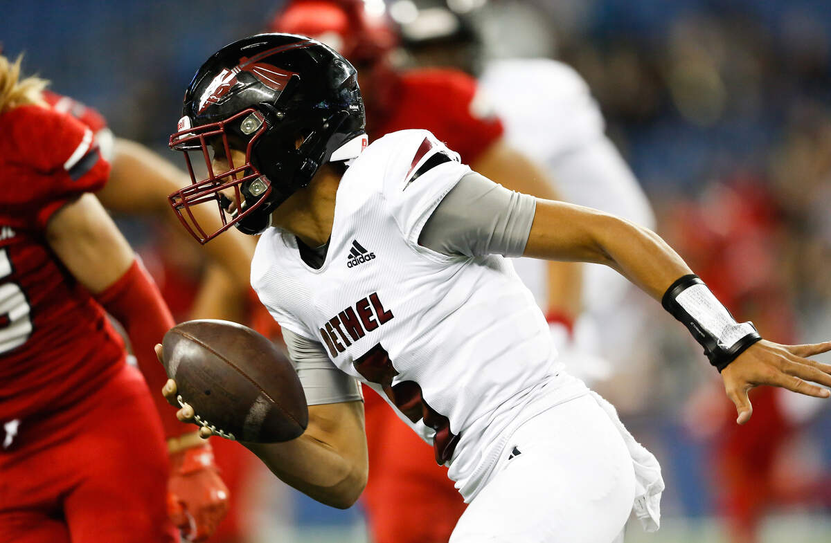 Bethel’s Kekoa Visperas (5) rushes in the third quarter. Kennedy Catholic played Bethel in a high school football game at CenturyLink Field in Seattle, Wash., on Friday, Sept. 6, 2019.