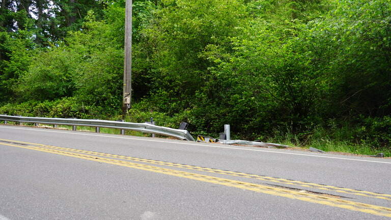 Drivers constantly hit this infamous guardrail in Pierce Co. Locals are obsessed