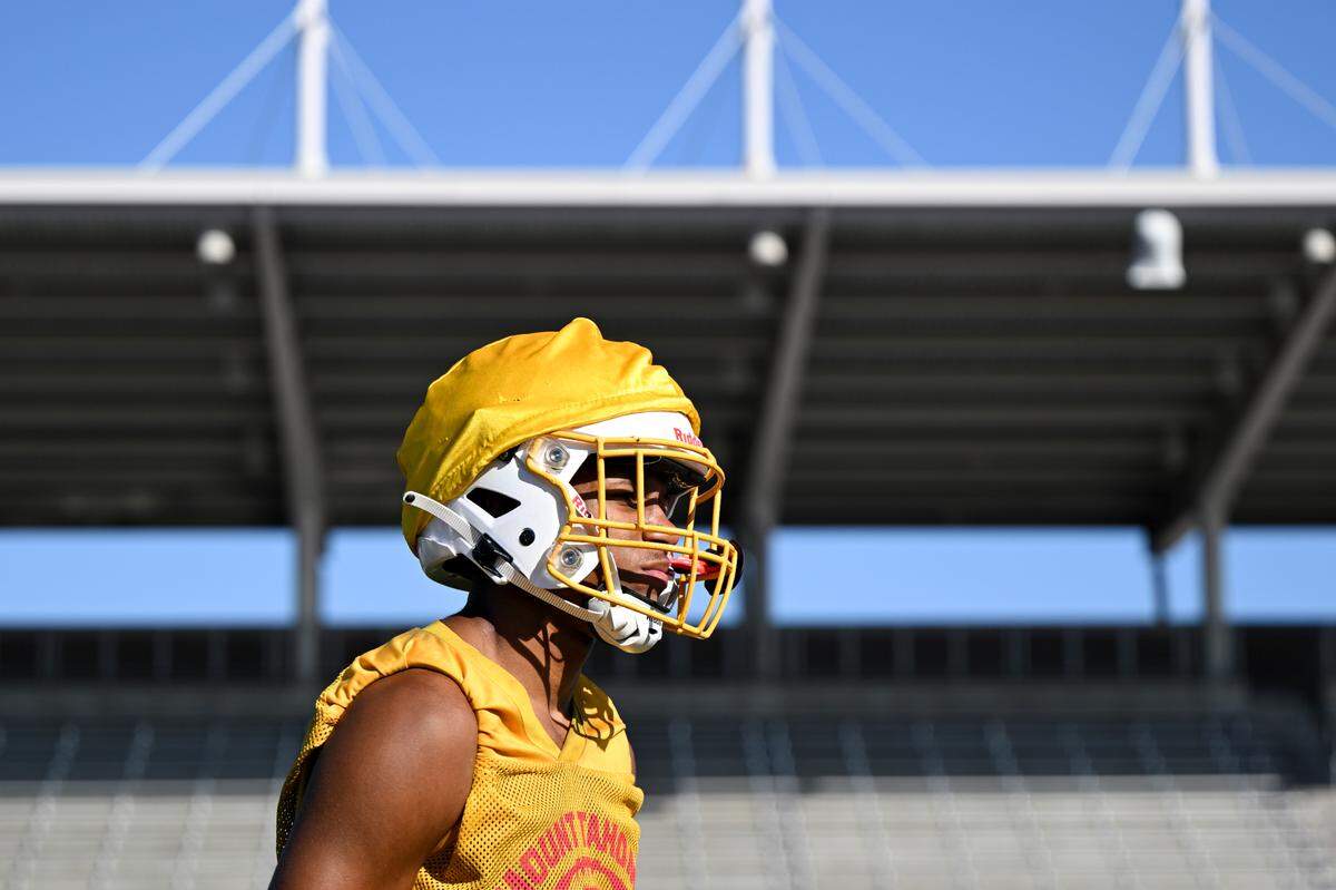 Mount Tahoma’s Jah Hah Abdullah watches a play during practice at Mount Tahoma High School, Friday, Aug. 18, 2023, in Tacoma, Wash.