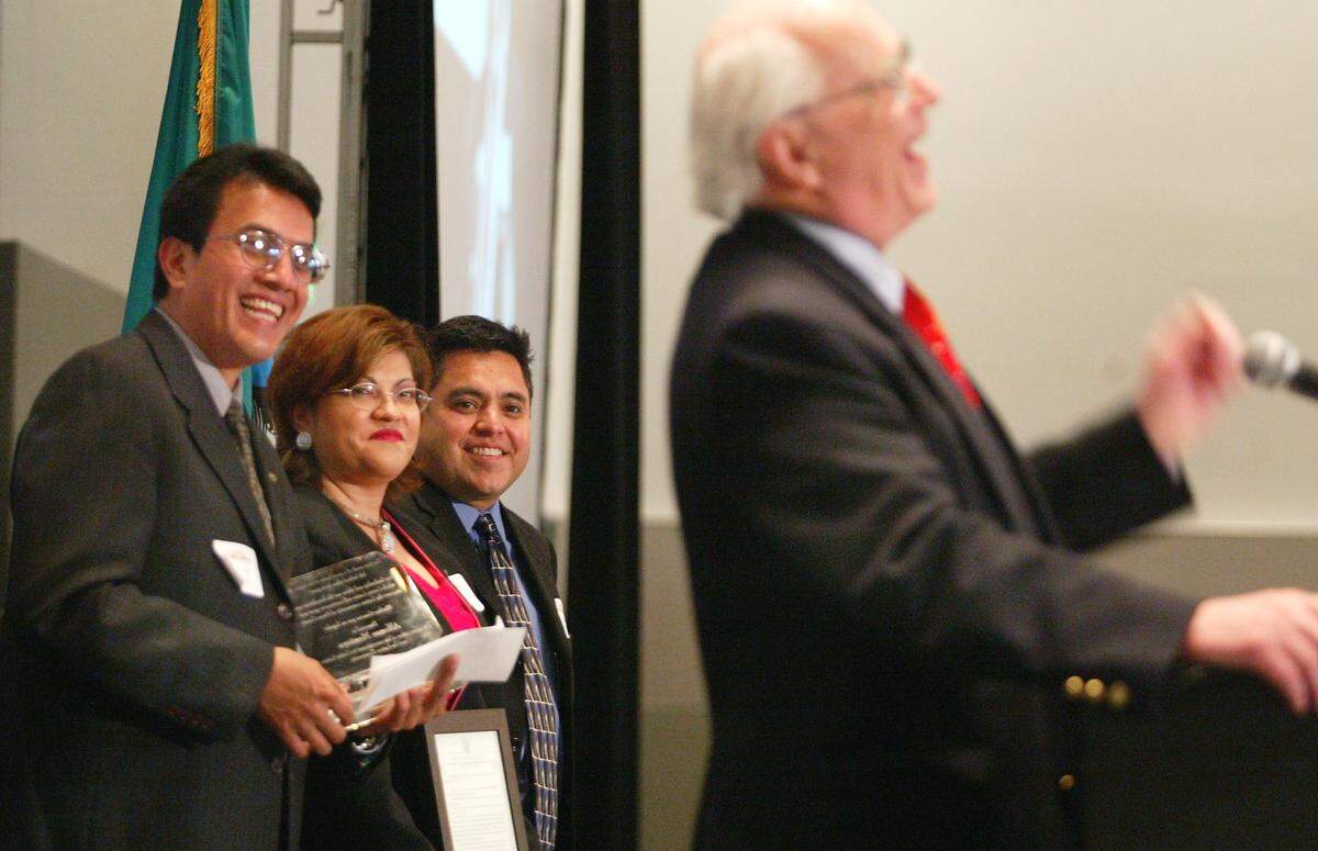 SLUG: ALFONSO MONTOYA RUN DATE: A1CP?, 5/4/05 PHOTO TAKEN: Tacoma, Wednesday, May 4, 2005 State representative Dennis Flannigan’s joke about his lack of Spanish fluency gets a laugh from Alfonso Montoya, his wife Sofia Chavez and Centrino Latino board chair Dave Almonte at a Cinco De Mayo banquet at the Greater Tacoma Convention and Trade Center Wednesday. Montoya was honored for his communtiy service at the event.(Drew Perine/The News Tribune)