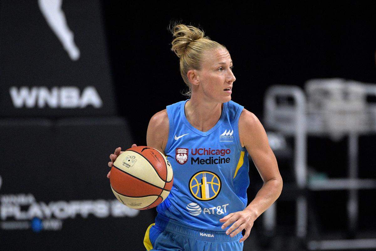 Chicago Sky guard Courtney Vandersloot (22) sets up a play during the first half of a WNBA basketball first round playoff game against the Connecticut Sun, Tuesday, Sept. 15, 2020, in Bradenton, Fla. (AP Photo/Phelan M. Ebenhack)