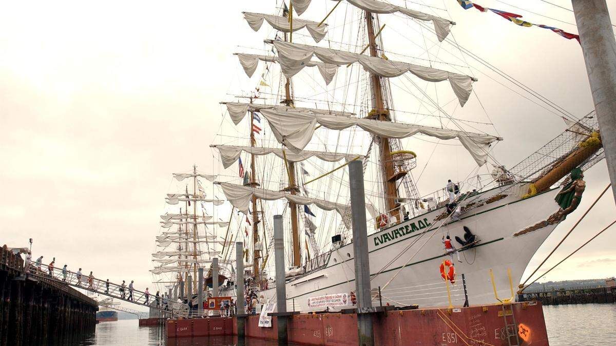 7/1/05 / METRO SLUG: TALL SHIPS The Mexican Navy sailing training ship Cuauhtemoc awaits visitors coming down the gangway as the tall ships open themselves up for tours this morning at 9:00am. (Russ Carmack/The News Tribune) 7/1/05