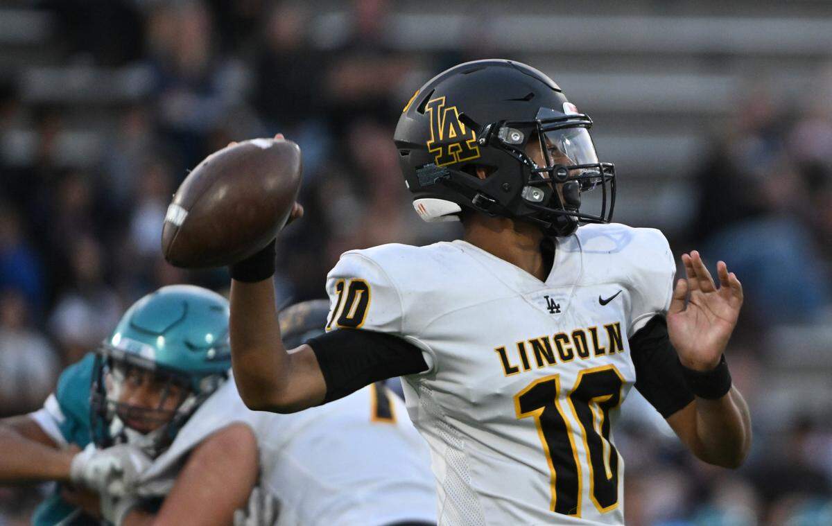 Lincoln’s Sione Kaho (10)during the first half of the high school football game at Auburn Memorial Stadium, Friday, Sept. 1, 2023, Auburn, Wash.