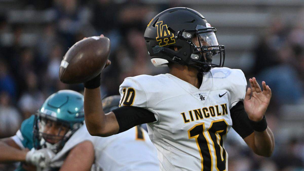 Lincoln’s Sione Kaho (10)during the first half of the high school football game at Auburn Memorial Stadium, Friday, Sept. 1, 2023, Auburn, Wash.