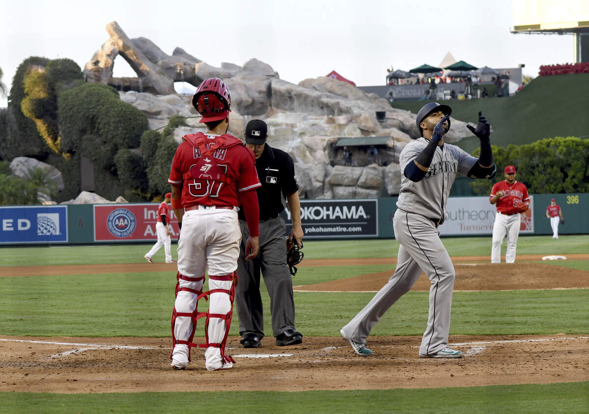Seattle Mariners’ Nelson Cruz, right, celebrates his solo home run, near Los Angeles Angels catcher Francisco Arcia during the fourth inning of baseball game in Anaheim, Calif., Saturday, July 28, 2018. (AP Photo/Kyusung Gong)