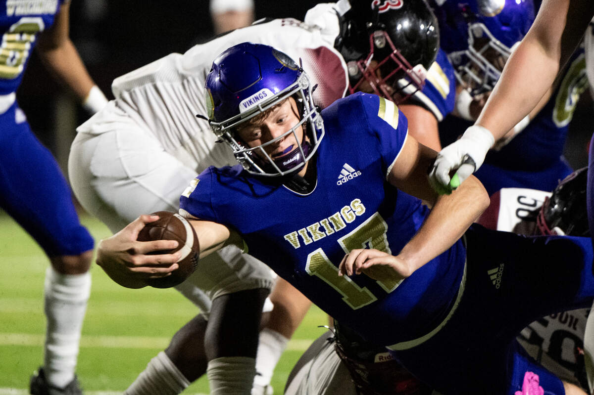 Puyallup’s Kaden Rolfsness (17) stretches to get the touchdown against the Bethel Bisons during the first half of the game at Sparks Stadium, Thursday, Oct. 12, 2023, in Puyallup, Wash.