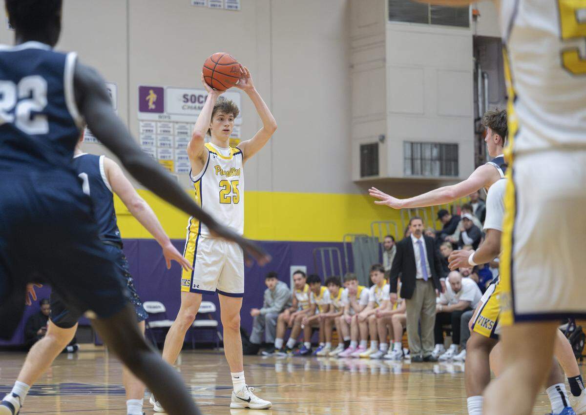 Puyallup senior Will Nasinec (25) looks for an opening in Olympia’s defense on Thursday, Jan. 15, 2026, in Puyallup, Wash.