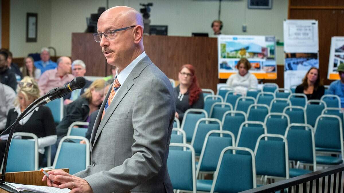 Dan Voelpel addresses the Tacoma Public Schools board of directors in 2016. The longtime head of communications for the district and former News Tribune columnist died Jan. 4, 2023.