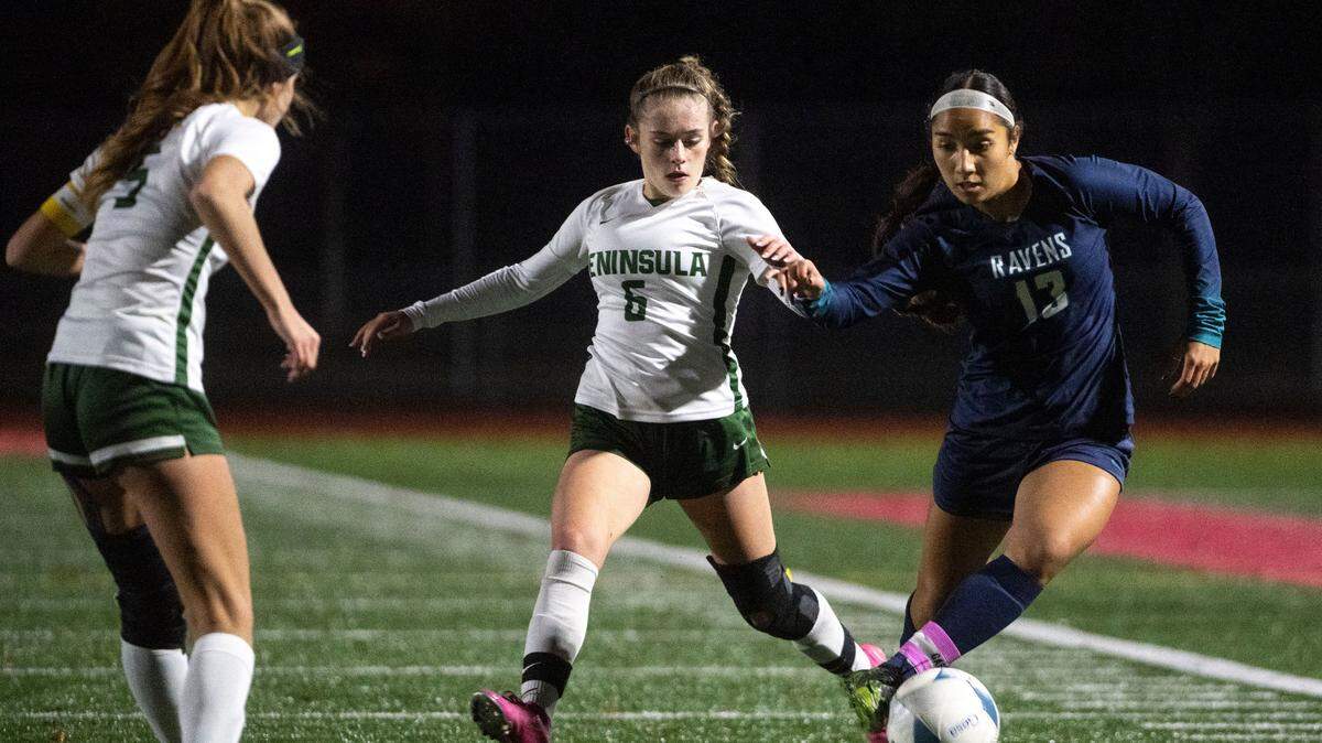 Auburn Riverside forward Samiah Shell dribbles past Peninsula’s Hailey Shride during the second half of the 3A West Central/Southwest bidistrict championship game on Thursday, Nov. 3, 2022, at Mount Tahoma High School in Tacoma, Wash.